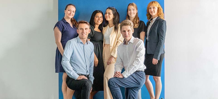 Gruppenfoto von sieben Auszubildenden