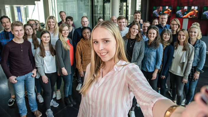 Gruppe junger Leute schaut in die Kamera Gruppe junger Leute schaut in die Kamera