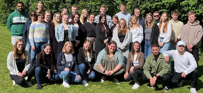 Teamfoto der Auszubildenden des Landkreises Osterholz im Grünen Teamfoto der Auszubildenden des Landkreises Osterholz im Grünen