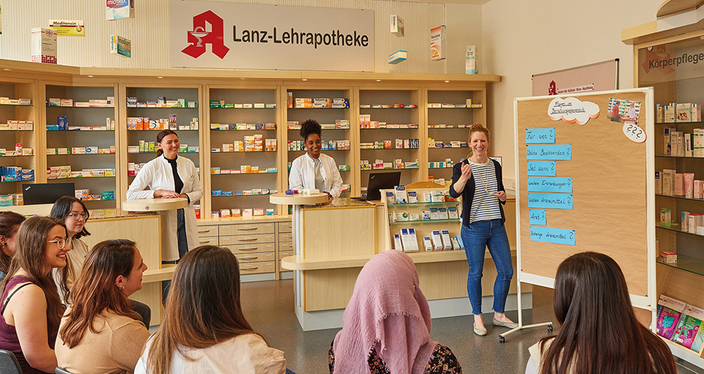 Lehrkraft erklärt in der Lanz-Lehrapotheke Lehrkraft erklärt in der Lanz-Lehrapotheke