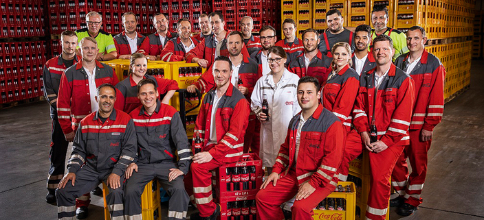 Mitarbeitende in Lager mit Getränkekisten Mitarbeitende in Lager mit Getränkekisten