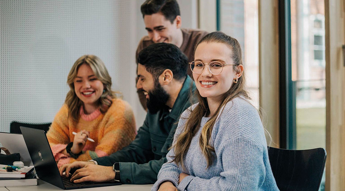Studenten am Schreibtisch Studenten am Schreibtisch