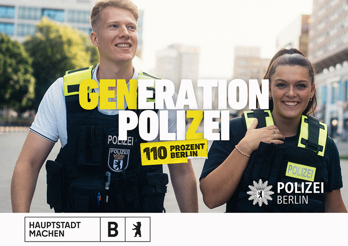 Zwei junge lächelnde Menschen in Polizei-Uniform, Bildaufschrift: Generation Polizei. 110 Prozent Berlin Zwei junge lächelnde Menschen in Polizei-Uniform, Bildaufschrift: Generation Polizei. 110 Prozent Berlin