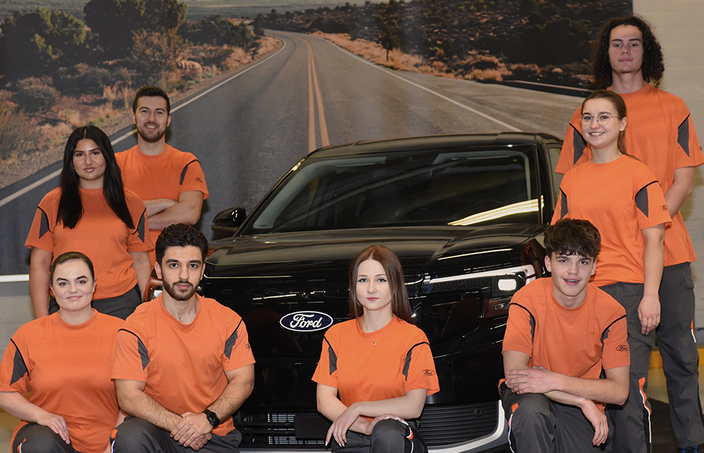 Gruppenbild junger Ford-Mitarbeitenden