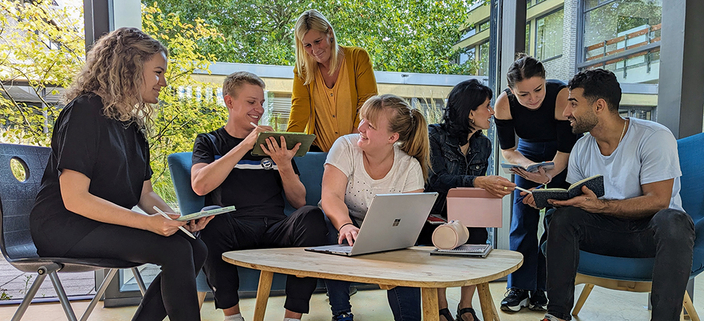 Junge Menschen mit Laptops Junge Menschen mit Laptops