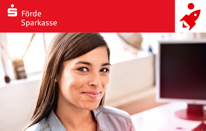 Logo Förde Sparkasse und junge Person, die in die Kamera lächelt Logo Förde Sparkasse und junge Person, die in die Kamera lächelt