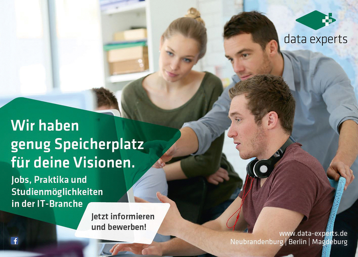 Drei Personen vor einem Monitor. Drei Personen vor einem Monitor.