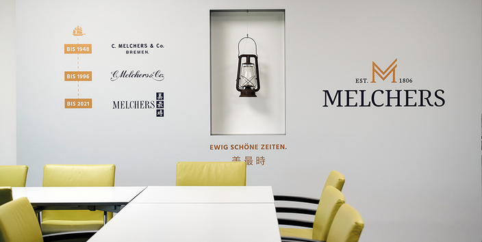 Besprechungsraum mit Melchers Logo und Aufschrift "Ewig schöne Zeiten" an der Wand Besprechungsraum mit Melchers Logo und Aufschrift "Ewig schöne Zeiten" an der Wand