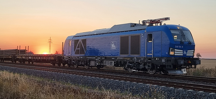 Ansicht einer Triebwagens mit Anhänger in Abendsonne