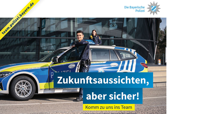 Zwei Polizisten/-innen stehen neben einem Streifenwagen. Auf dem Bild ist folgender Slogan zu lesen: Zukunftsaussichten, aber sicher! Komm zu uns ins Team