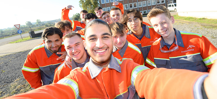 Selfie von zwölf jungen Mitarbeitenden der ArcelorMittal Bremen GmbH in Arbeitskleidung Selfie von zwölf jungen Mitarbeitenden der ArcelorMittal Bremen GmbH in Arbeitskleidung