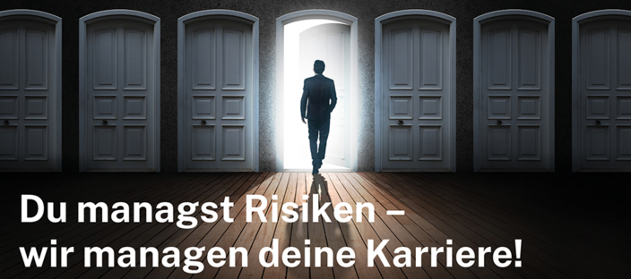 Eine Person im Anzug schreitet durch eine hell erleuchtete Tür. Daneben steht der Slogan: Du managst Risiken – wir managen deine Karriere! Eine Person im Anzug schreitet durch eine hell erleuchtete Tür. Daneben steht der Slogan: Du managst Risiken – wir managen deine Karriere!