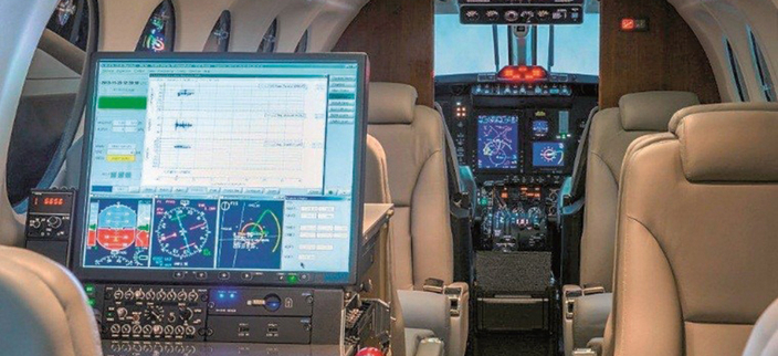 Flugzeug von Innen mit Cockpit Flugzeug von Innen mit Cockpit