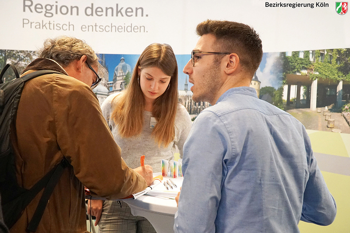 Gespräch auf Messe zwischen mehreren Menschen. Gespräch auf Messe zwischen mehreren Menschen.