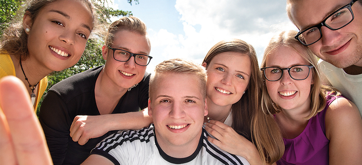 Selfie von sechs jungen lächelnden Menschen bei Sonnenschein Selfie von sechs jungen lächelnden Menschen bei Sonnenschein