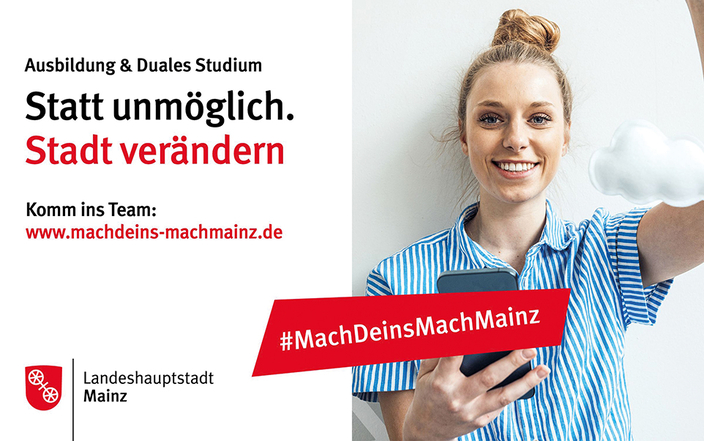 Junge Person mit Handy in der Hand lächelt in die Kamera, Bildaufschrift: Ausbildung & duales Studium. Statt unmöglich. Stadt verändern
