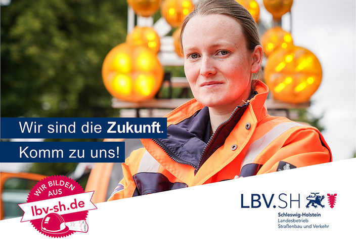 Kampagnenbild mit Logo und Person in Arbeitskleidung, Bildaufschrift: Wir sind die Zukunft. Komm zu uns! Kampagnenbild mit Logo und Person in Arbeitskleidung, Bildaufschrift: Wir sind die Zukunft. Komm zu uns!