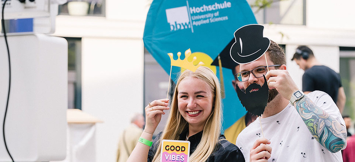 Studierende der bbw Hochschule in der Fotobox mit Krone, Hut und Bart als Accessoires Studierende der bbw Hochschule in der Fotobox mit Krone, Hut und Bart als Accessoires