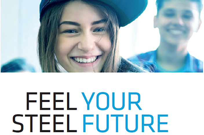 Eine junge Person mit einer Kappe auf dem Kopf lächelt in die Kamera. Darunter steht: FEEL YOUR STEEL FUTURE. Eine junge Person mit einer Kappe auf dem Kopf lächelt in die Kamera. Darunter steht: FEEL YOUR STEEL FUTURE.