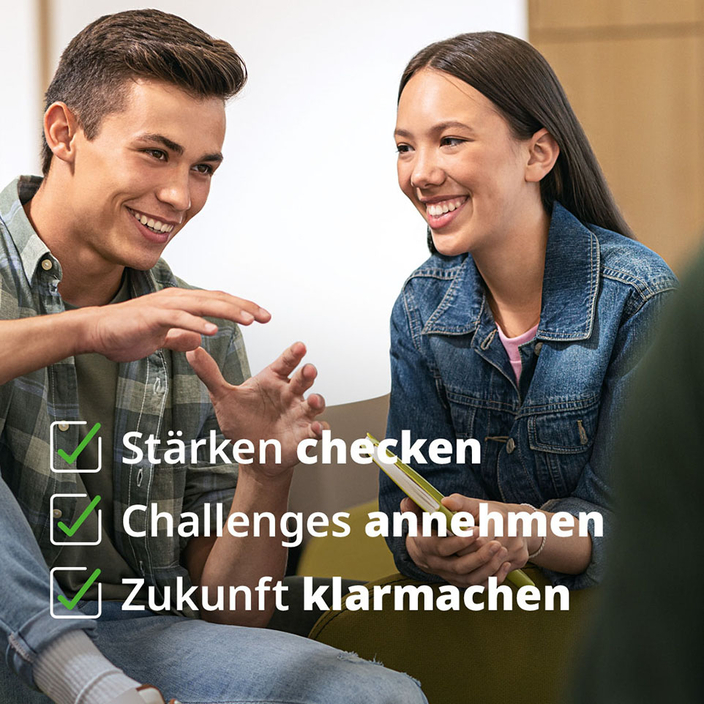 Zwei Personen unterhalten sich lachend miteinander. Darunter stehen drei Stichpunkte mit je einem Häckchen versehen – Stärken checken – Challenges annehmen – Zukunft klarmachen Zwei Personen unterhalten sich lachend miteinander. Darunter stehen drei Stichpunkte mit je einem Häckchen versehen – Stärken checken – Challenges annehmen – Zukunft klarmachen