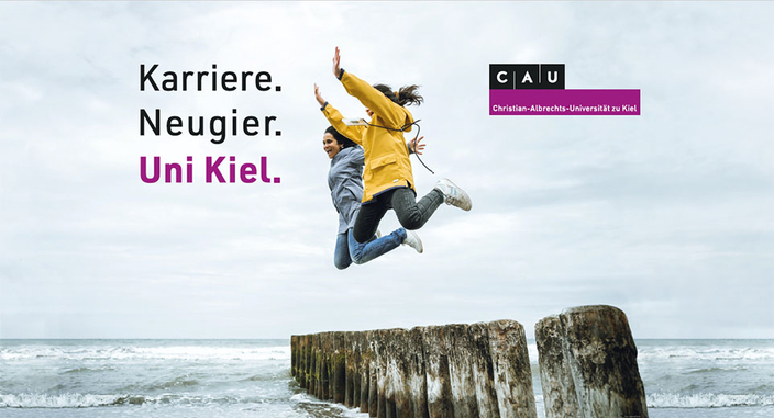 Logo CAU und zwei junge Menschen in Regenjacken, die an der See in die Höhe springen, Bildaufschrift: Karriere. Neugier. Und Kiel.