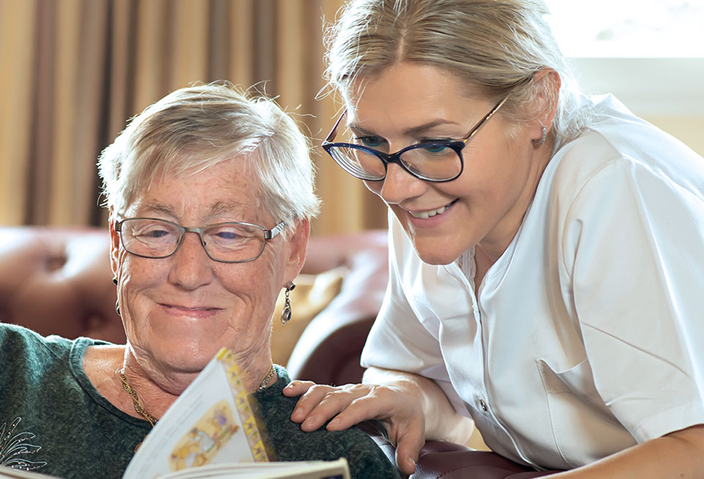 Pflegekraft mit Bewohner Pflegekraft mit Bewohner