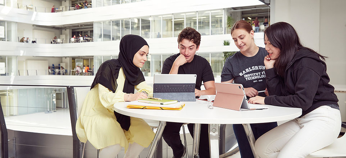 Vier Studenten beim Lernen an einem Tisch. Vier Studenten beim Lernen an einem Tisch.
