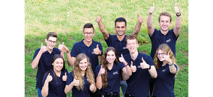 9 junge Menschen im T-Shirt der Bosch Rexroth AG auf einer Wiese. Alle zeigen beide Daumen nach oben. 9 junge Menschen im T-Shirt der Bosch Rexroth AG auf einer Wiese. Alle zeigen beide Daumen nach oben.