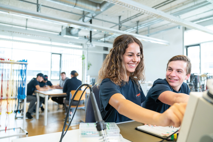 Azubis in Werkstatt Azubis in Werkstatt