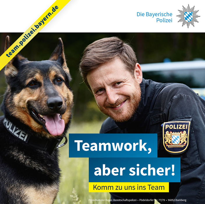 Person in Polizeiuniform mit Polizeihund Person in Polizeiuniform mit Polizeihund