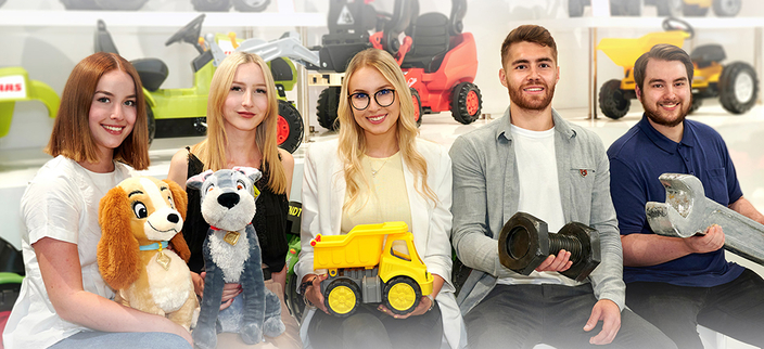 5 junge Menschen mit Simba Spielwaren in der Hand lächeln in die Kamera 5 junge Menschen mit Simba Spielwaren in der Hand lächeln in die Kamera