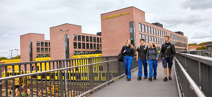 Auszubildende vor dem BVG-Ausbildungscampus