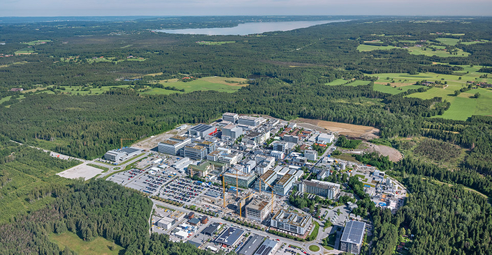 Luftaufnahme: Werk Roche mit Wäldern und See außern herum