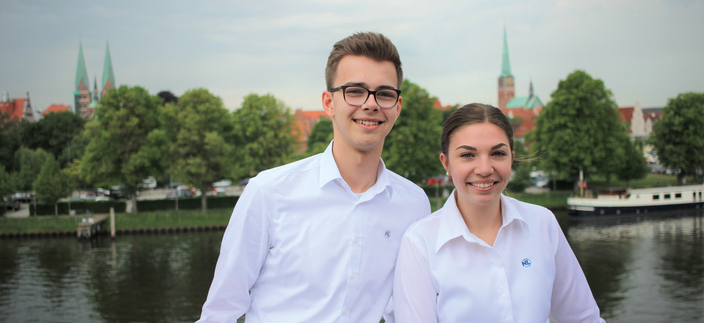 2 junge Personen stehen am Ufer eines Flusses. Sie tragen weiße Hemden und lachen. 2 junge Personen stehen am Ufer eines Flusses. Sie tragen weiße Hemden und lachen.