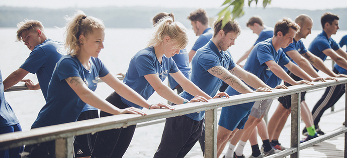 Sportstudenten beim Aufwärmen.