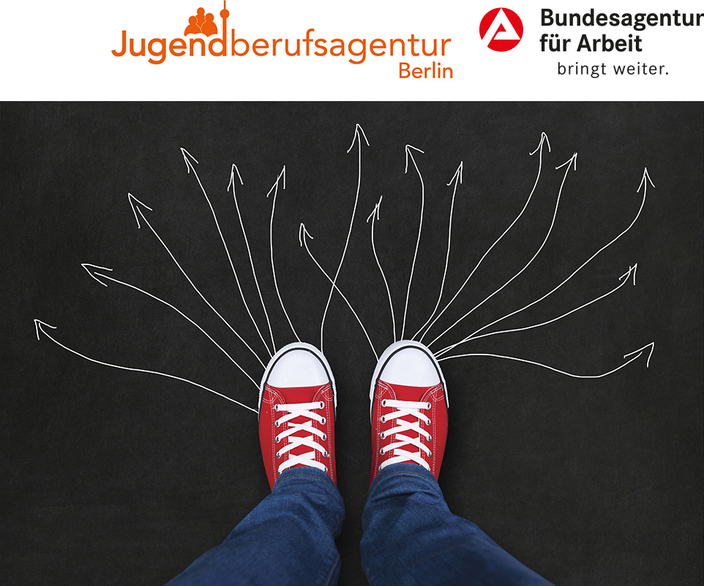 Logos Jugendberufsagentur Berlin und Agentur für Arbeit, zwei Füße in Turnschuhen, davor aufgemalte Pfeile in verschiedene Richtungen
