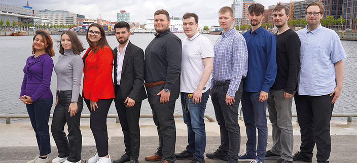 Gruppenfoto von zehn Azubis am Hafen Gruppenfoto von zehn Azubis am Hafen