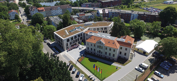 Aussenansicht Verwaltungsgebäude aus der Vogelperspektive