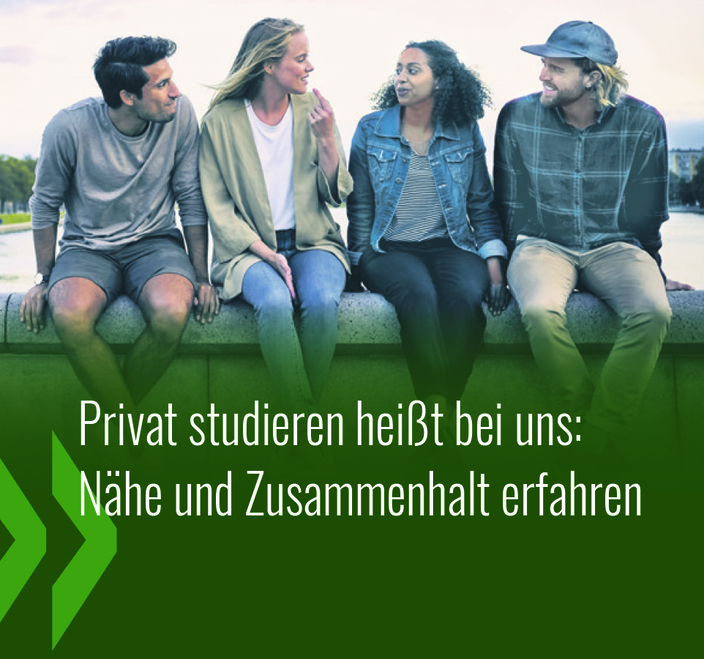4 Studenten sitzen auf einer Mauer. Slogan: Privat studieren heißt bei uns: Nähe und Zusammenhalt erfahren" 4 Studenten sitzen auf einer Mauer. Slogan: Privat studieren heißt bei uns: Nähe und Zusammenhalt erfahren"