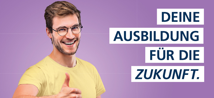 Person lächelt in die Kamera und hält den Daumen nach oben. Rechtsseitig der Slogan "DEINE AUSBILDUNG FÜR DIE ZUKUNFT.". Person lächelt in die Kamera und hält den Daumen nach oben. Rechtsseitig der Slogan "DEINE AUSBILDUNG FÜR DIE ZUKUNFT.".