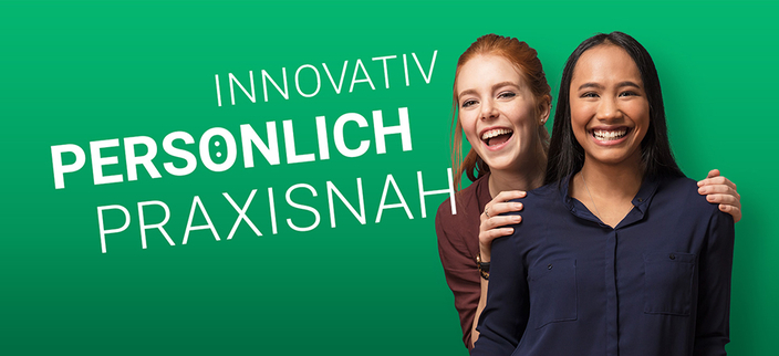 Zwei junge lächelnde Personen vor einem grünen Hintergrund, Bildaufschrift: Innovativ. Persönlich. Praxisnah. 