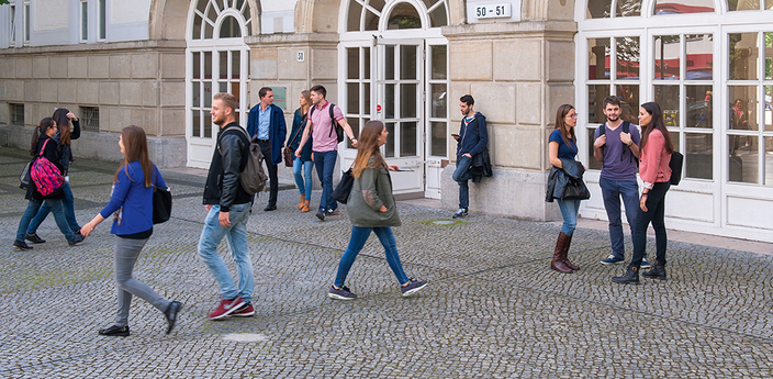 Studierende vor dem Eingang der Hochschule für Wirtschaft und Recht Berlin 