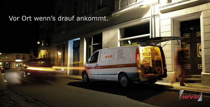 Serviceauto der WVG steht bei Nacht mit geöffneter Hintertür in einer Straße