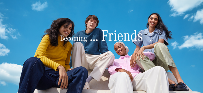 4 Jugendliche unter blauen Himmel, Spruch: Becoming ... Friends