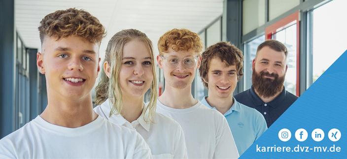 5 junge Menschen die leicht versetzt hinter einander stehen und in die Kamera schauen 5 junge Menschen die leicht versetzt hinter einander stehen und in die Kamera schauen