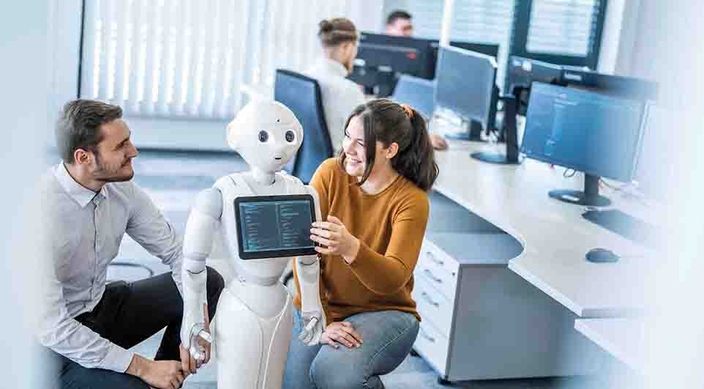 Zwei Personen und ein weißes Robotermännchen