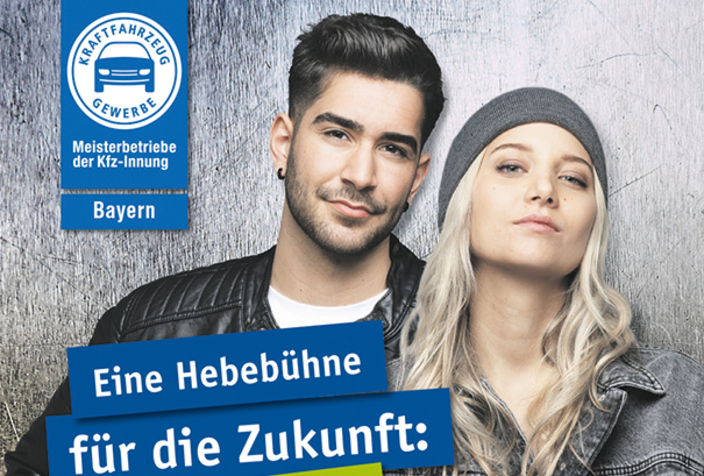 Werbekampagne "Eine Hebebühne für die Zukunft." Ein Mann und eine Frau gucken in die Kamera