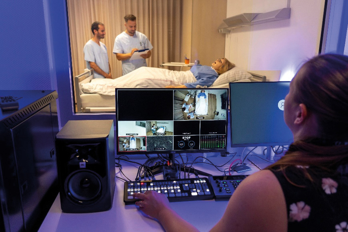 Patient im Krankenhausbett mit Pflegepersonal und Maschinen Patient im Krankenhausbett mit Pflegepersonal und Maschinen