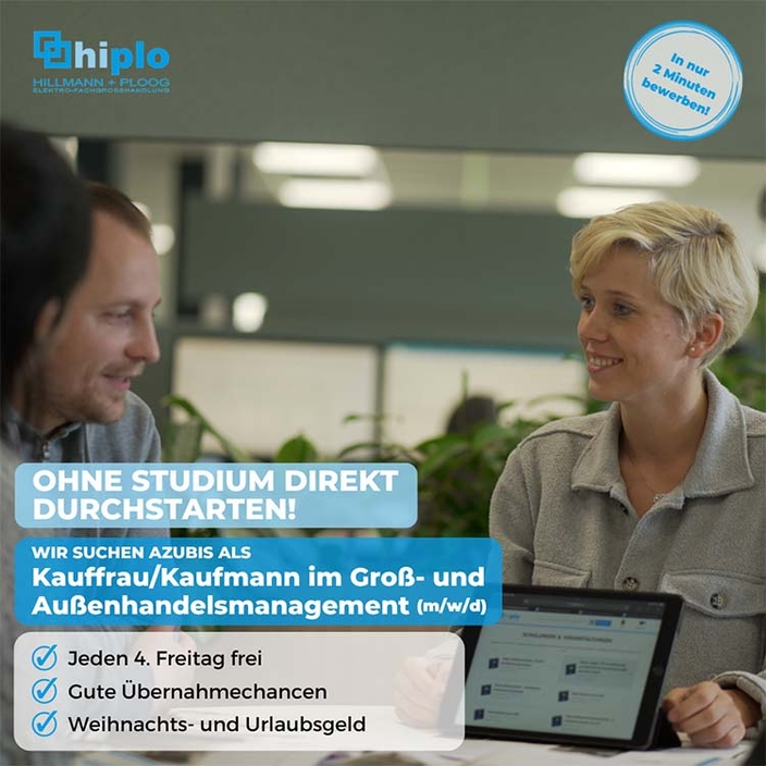Junge lächelnde Person zeigt zwei anderen Personen etwas auf dem Tablet, Bildaufschrift: Ohne Studium direkt durchstarten! Wir suchen Azubis als Kauffrau/Kaufmann im Groß- und Außenhandelsmanagement (m/w/d) Junge lächelnde Person zeigt zwei anderen Personen etwas auf dem Tablet, Bildaufschrift: Ohne Studium direkt durchstarten! Wir suchen Azubis als Kauffrau/Kaufmann im Groß- und Außenhandelsmanagement (m/w/d)