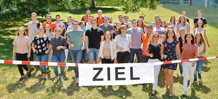 Personengruppe vor einen Absperrband mit den Hinweis "Ziel" Personengruppe vor einen Absperrband mit den Hinweis "Ziel"